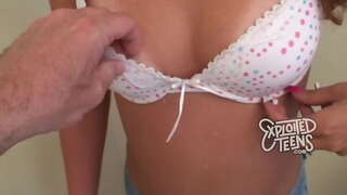 19 ročný horúcich teen šuká a dostane ústa plné cum