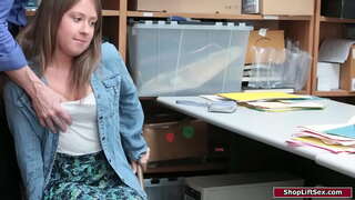 ���ाट तपकिरी रंगाचे केस मुलगी पकडले अशाप्रकारे चोरी करणे आणि अधिकारी punishes तिला.तो gropes तिच्या लहान स्तन आणि प तिच्या त्याला ब्रॅड.मग तो bangs तिच्या पुच्ची