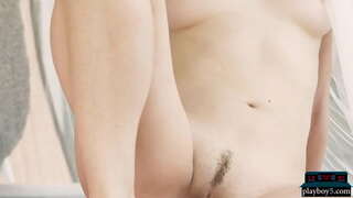 Petite jeune modèle blonde montre son incroyable corps serré avec cul chaud