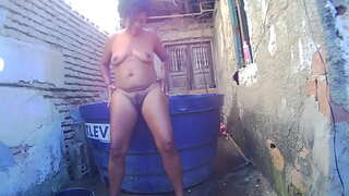 Lave-dessus de ma piscine dans la nue,