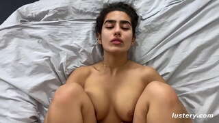 L&#039;Épinglage De Ses Jambes Sur Sa Tête Pour Une Pénétration Plus Profonde