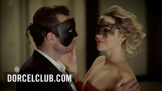 Sexo intenso durante una fiesta swinger