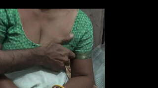 Étape maman avec sa cornée fils partager un lit simple