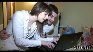 Sweet-en regardant la jeune beauté prend dur 10-pounder