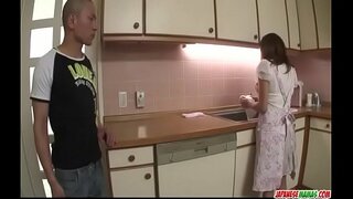 Hikaru Wakabayashi utilise ses gros seins pour jouer avec la bite