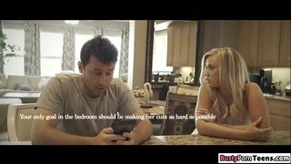 Blonde Bailey léiwer ëmmer gefickt an enger graff Manéier