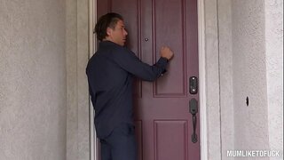 Матуля Ева Нотти насаживает сваю тугую шапіках на масіўны член, пакуль яе вялізныя сіські разгойдваюцца