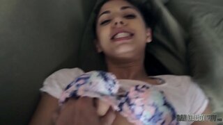 PETITE ÉTAPE, FILLE GINA VALENTINA VEUT JOUER AVEC PAPA GROSSE BITE PETITE ÉTAPE, FILLE GINA VALENTINA VEUT JOUER AVEC PAPA GROSSE BITE