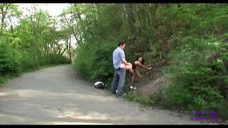 Premye yo manyen youn ak lòt nan yon bar ak lè sa a, yo ale nan mele nan jaden piblik