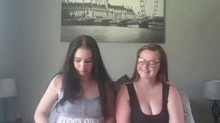 Malý vs velký prsa kouření cigaret