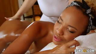 Enduite d'huile de massage mieux avec mon masseur lesbiennes Enduite d'huile de massage mieux avec mon masseur lesbiennes