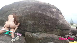 Pornstar Manu Fox anal gnéas le aon coiscín ar an trá poiblí