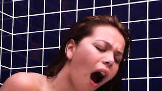 באמבטיה, היא ביקשה זין בתחת!!!