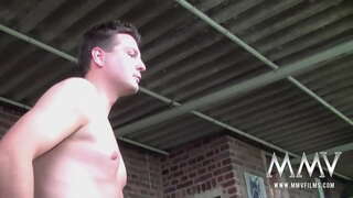 Redhead swinger en trenzas Nicole S masaxes seu gran pio pio paxariño heredeiros, chupando dous pica e chegar facialized en threesome